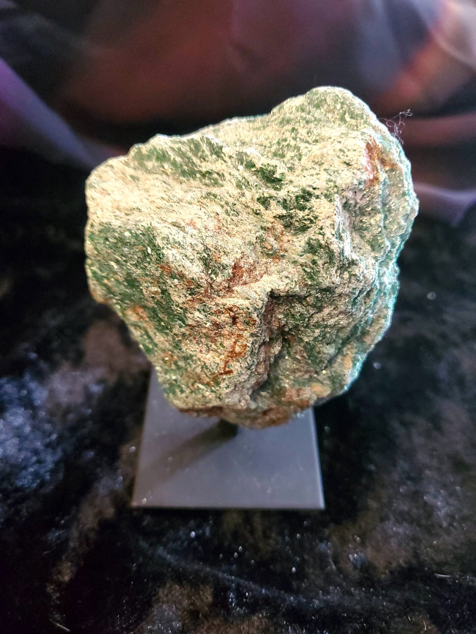 Fuchsite Rough on stand - Image 5